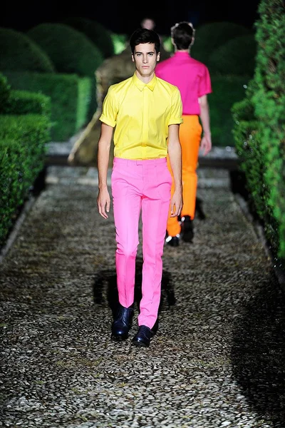 Look 10